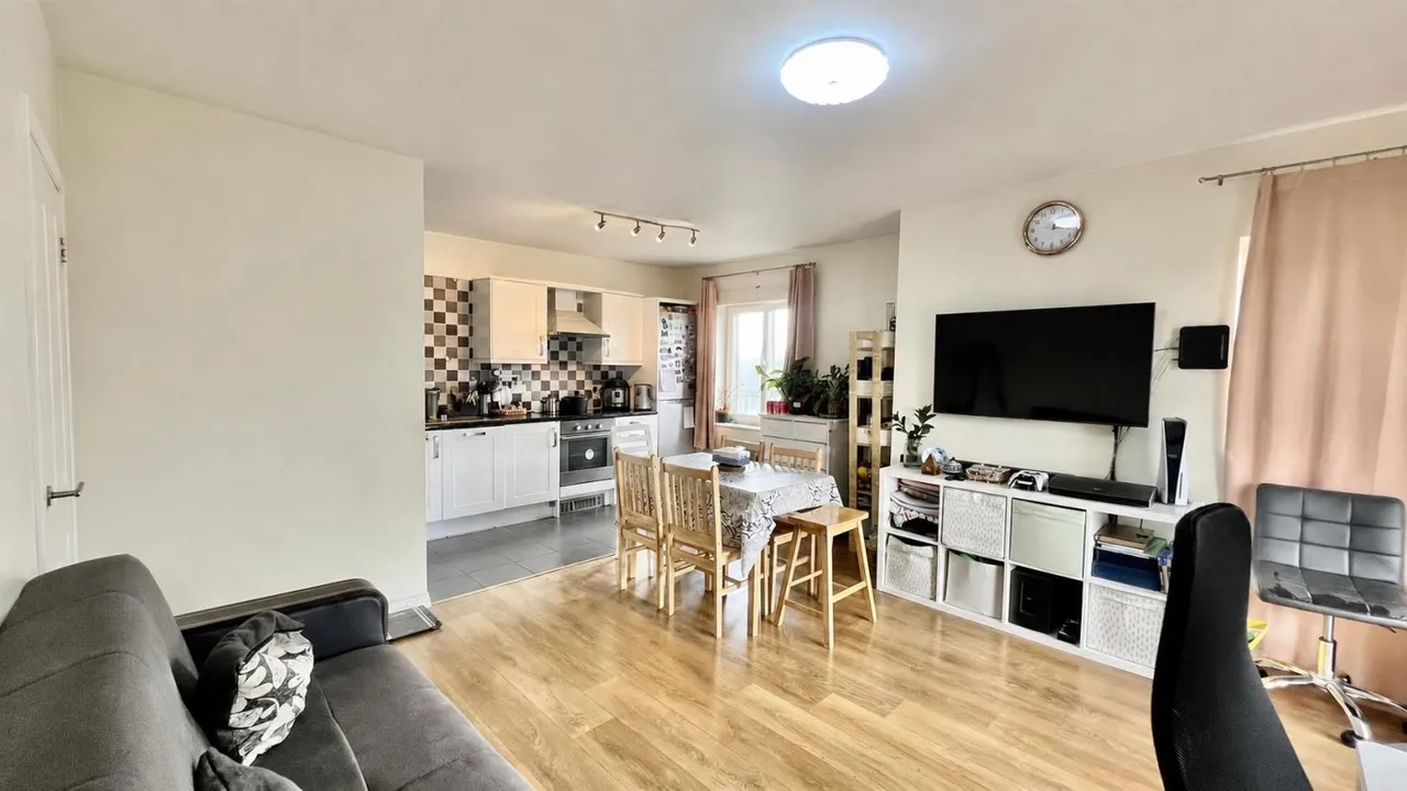 bed Apartment For SaleBennett Close, Hounslow, TW4, photo 3