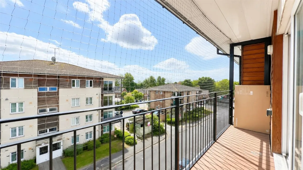 bed Apartment For SaleBennett Close, Hounslow, TW4, photo 6