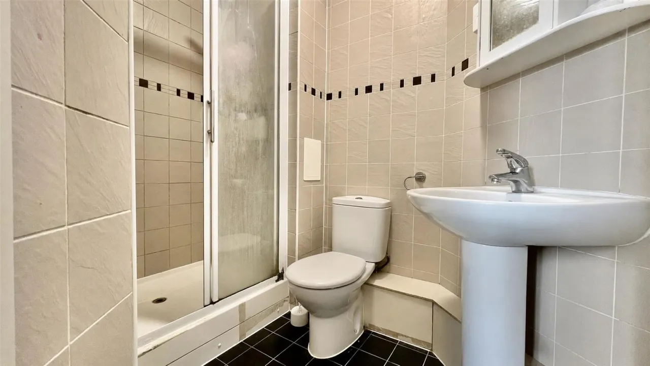bed Apartment For SaleBennett Close, Hounslow, TW4, photo 10