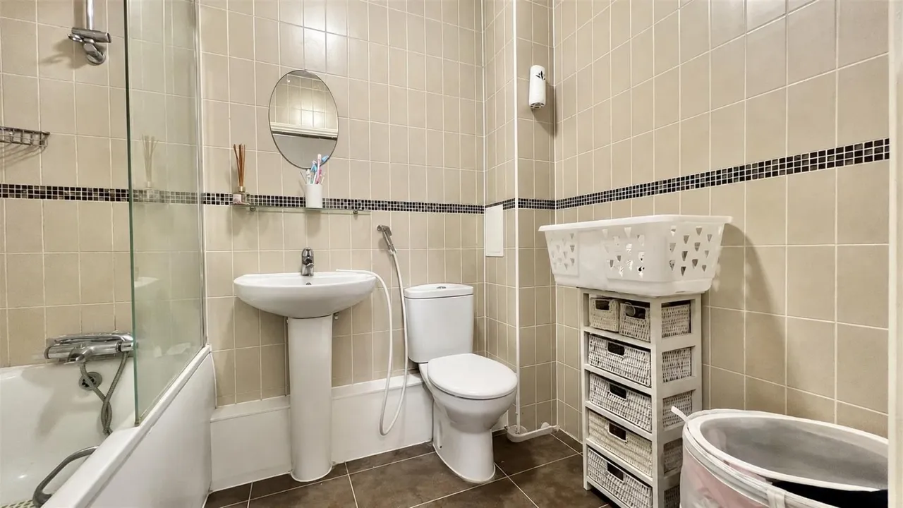 bed Apartment For SaleBennett Close, Hounslow, TW4, photo 7