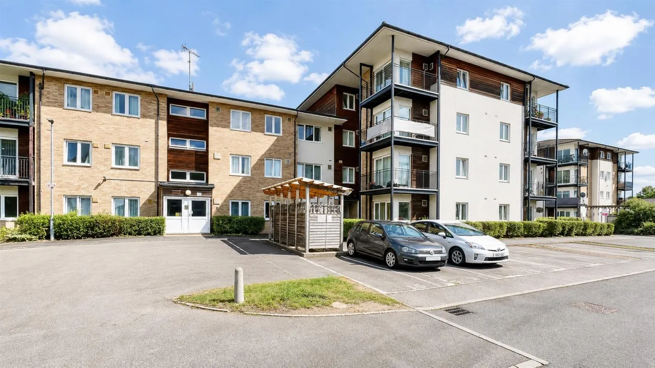 2 bed flat for sale, bed Apartment For SaleBennett Close, Hounslow, TW4