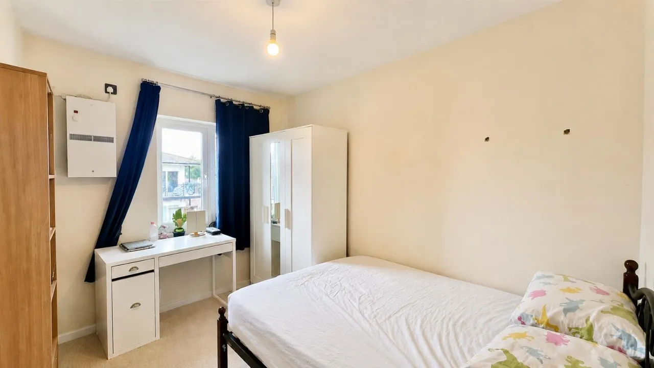 bed Apartment For SaleBennett Close, Hounslow, TW4, photo 4