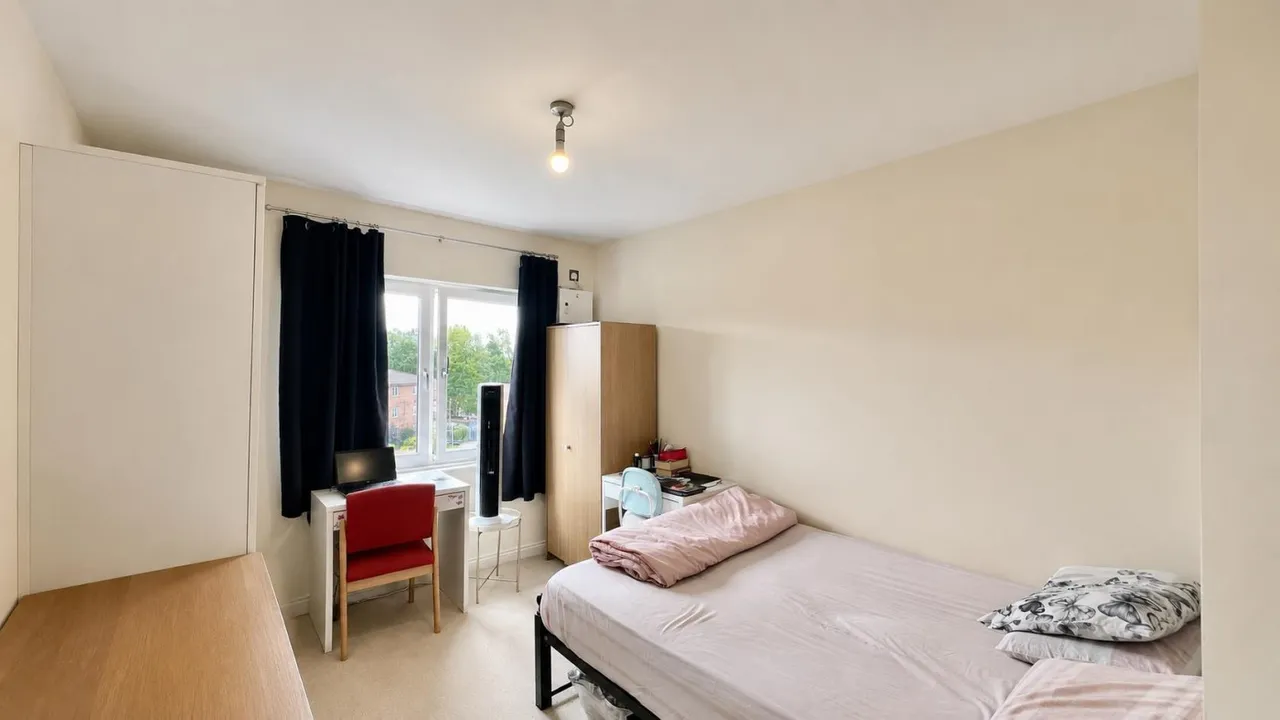 bed Apartment For SaleBennett Close, Hounslow, TW4, photo 8
