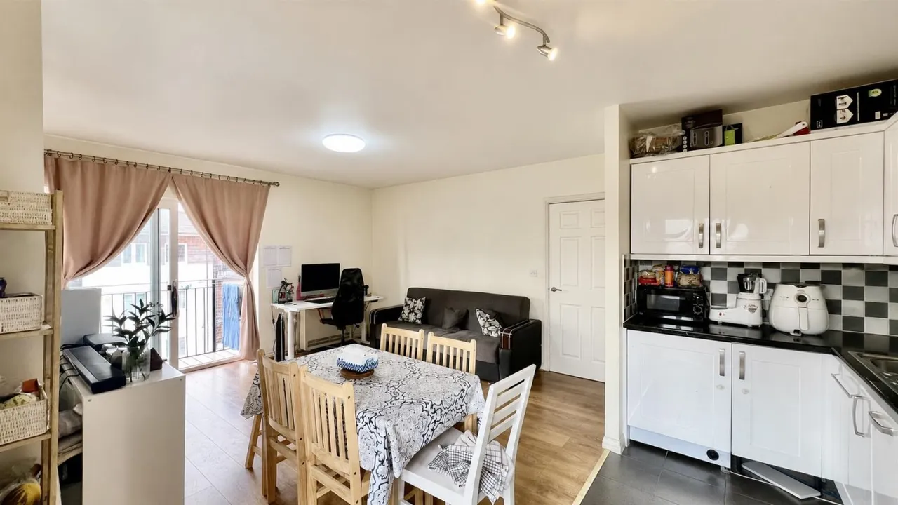 bed Apartment For SaleBennett Close, Hounslow, TW4, photo 5