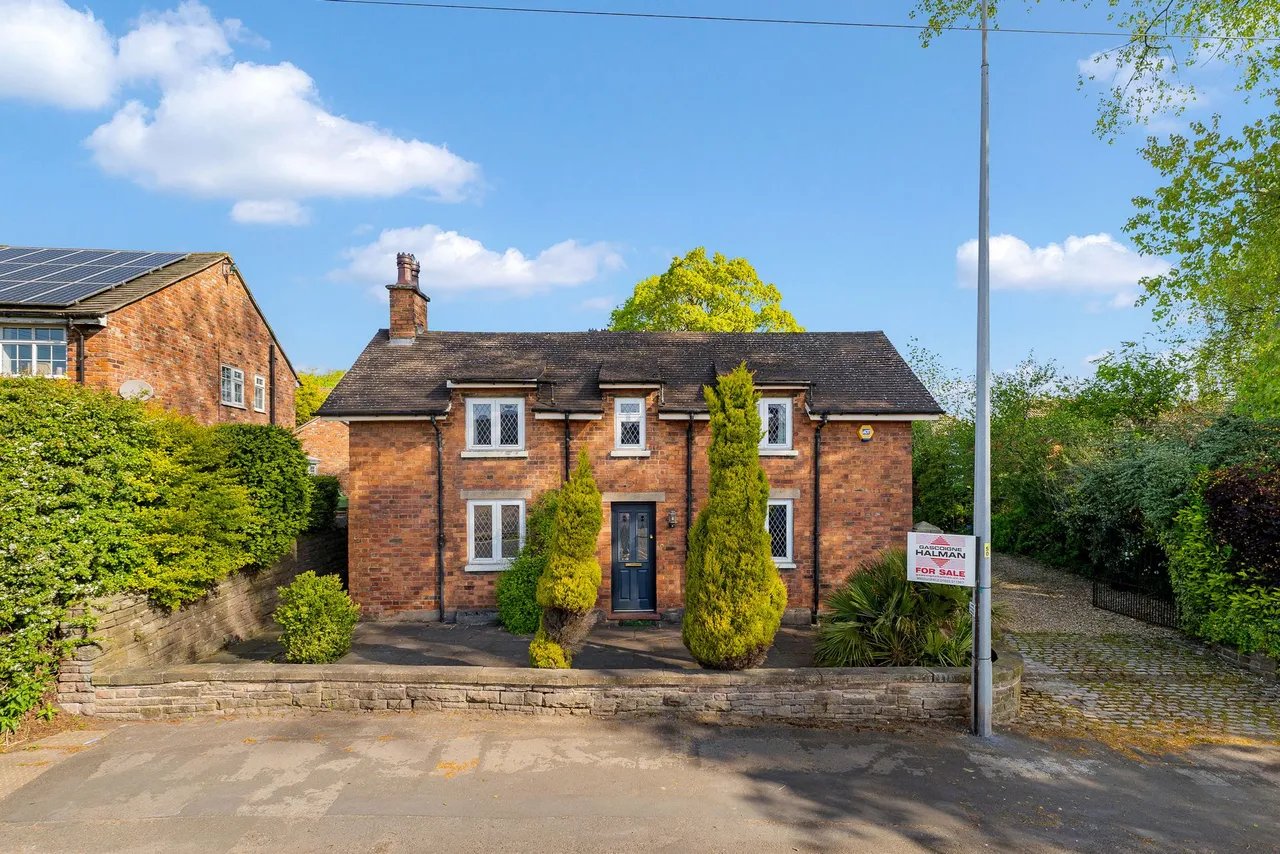 3 bed house for sale, Chester Road, Macclesfield