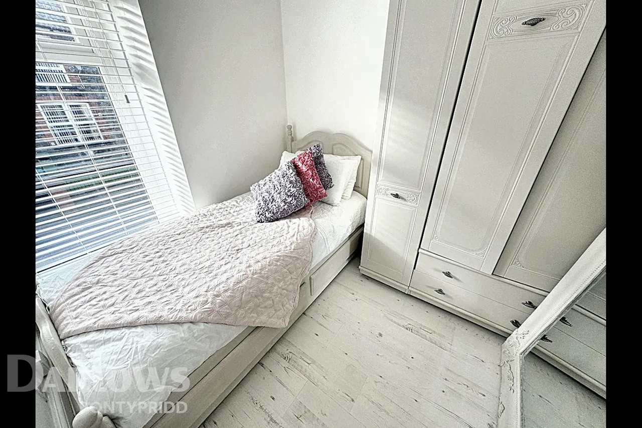 Clarence Street, Mountain Ash, photo 13