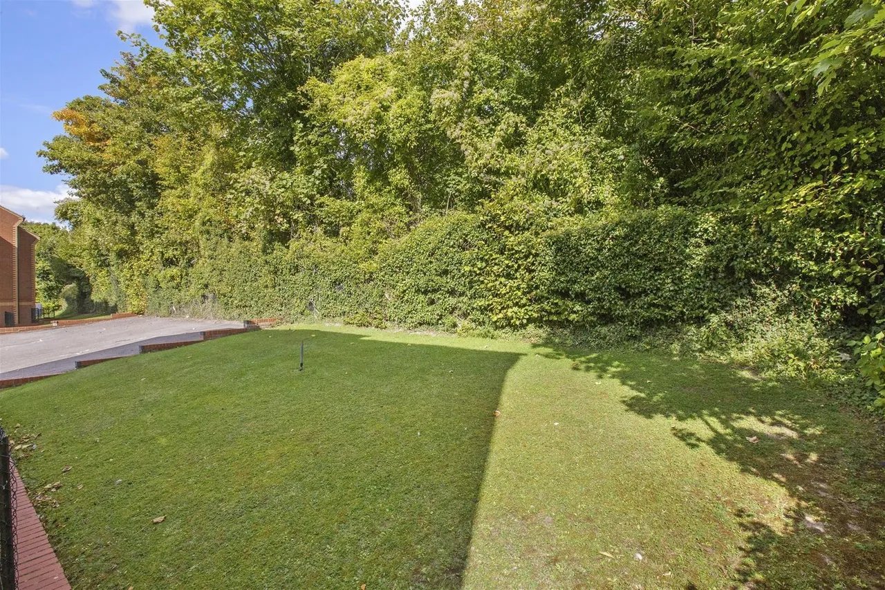 West Wycombe Road, High Wycombe, HP12, photo 9
