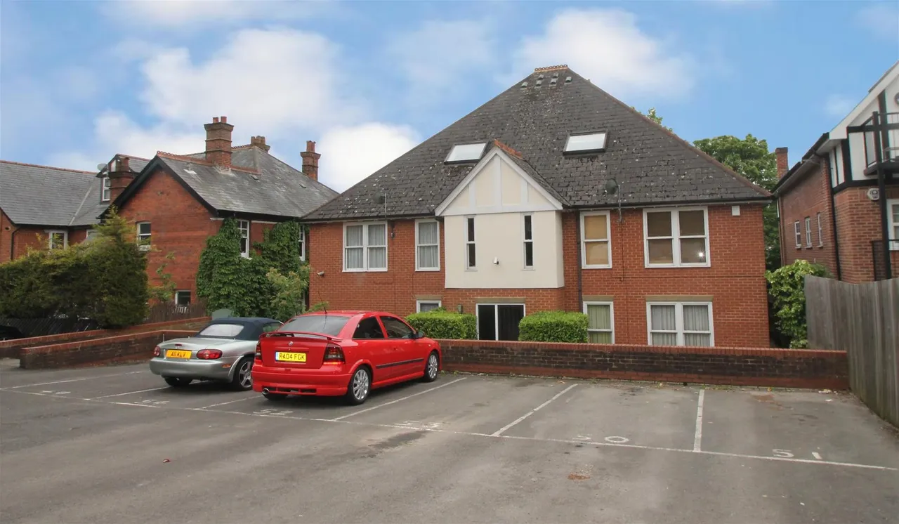 2 bed flat to rent, West Wycombe Road, High Wycombe, HP12