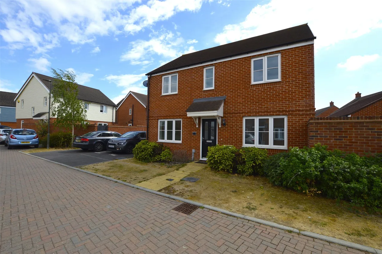 Gratton Road, Horley, RH6 8NW, photo 3