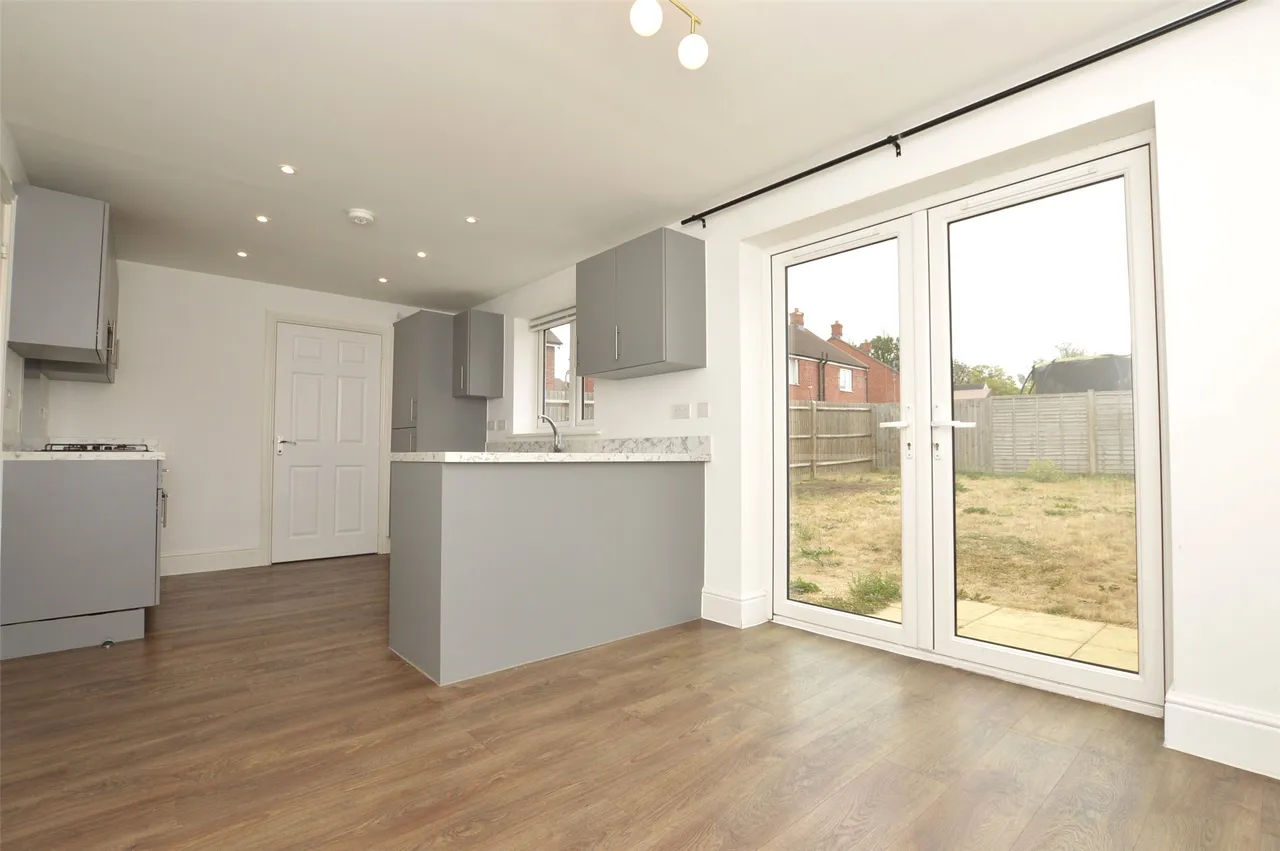 4 bed house to rent — Gratton Road, Horley, RH6 8NW