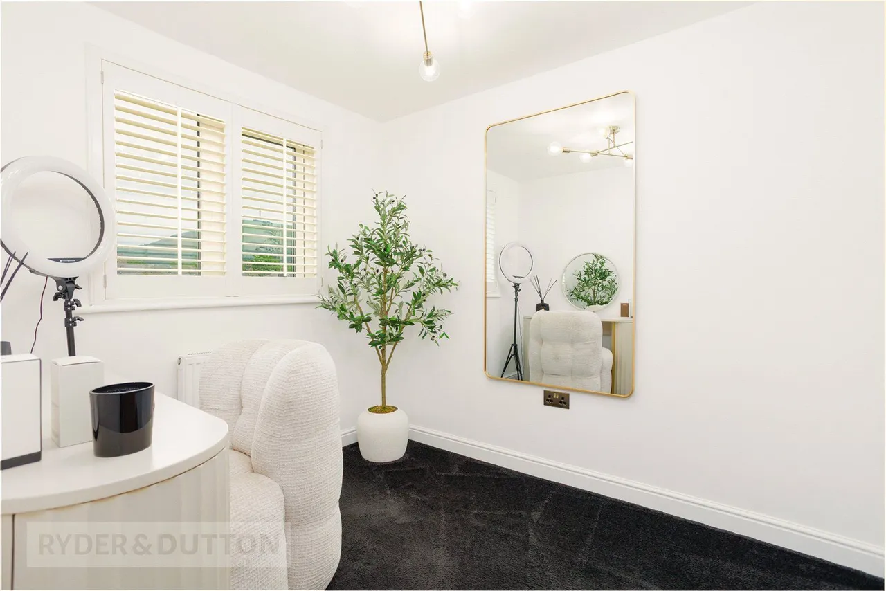 Oak Dene Close, Greenfield, OL3, photo 8