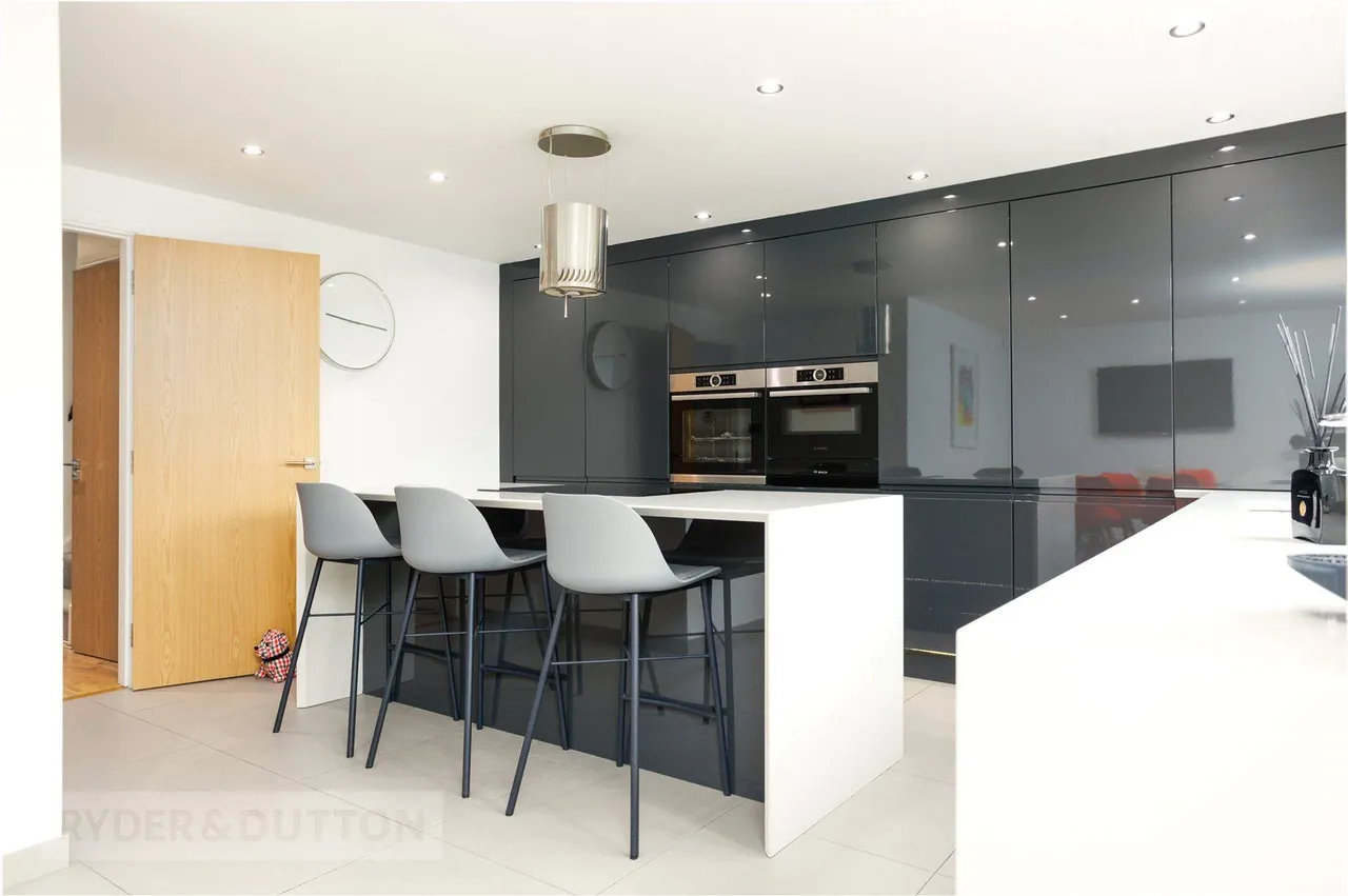 Oak Dene Close, Greenfield, OL3, photo 4