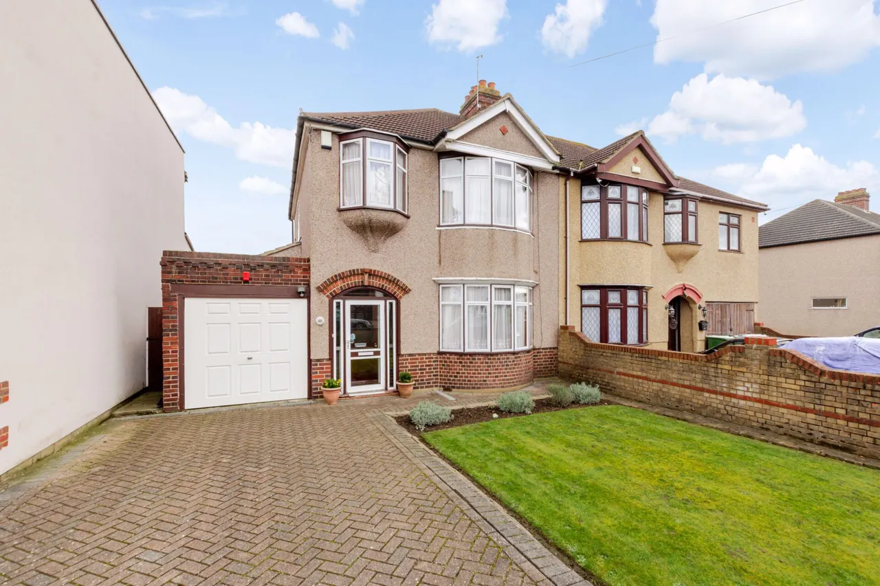 3 bed house for sale — Hill View Drive, Welling