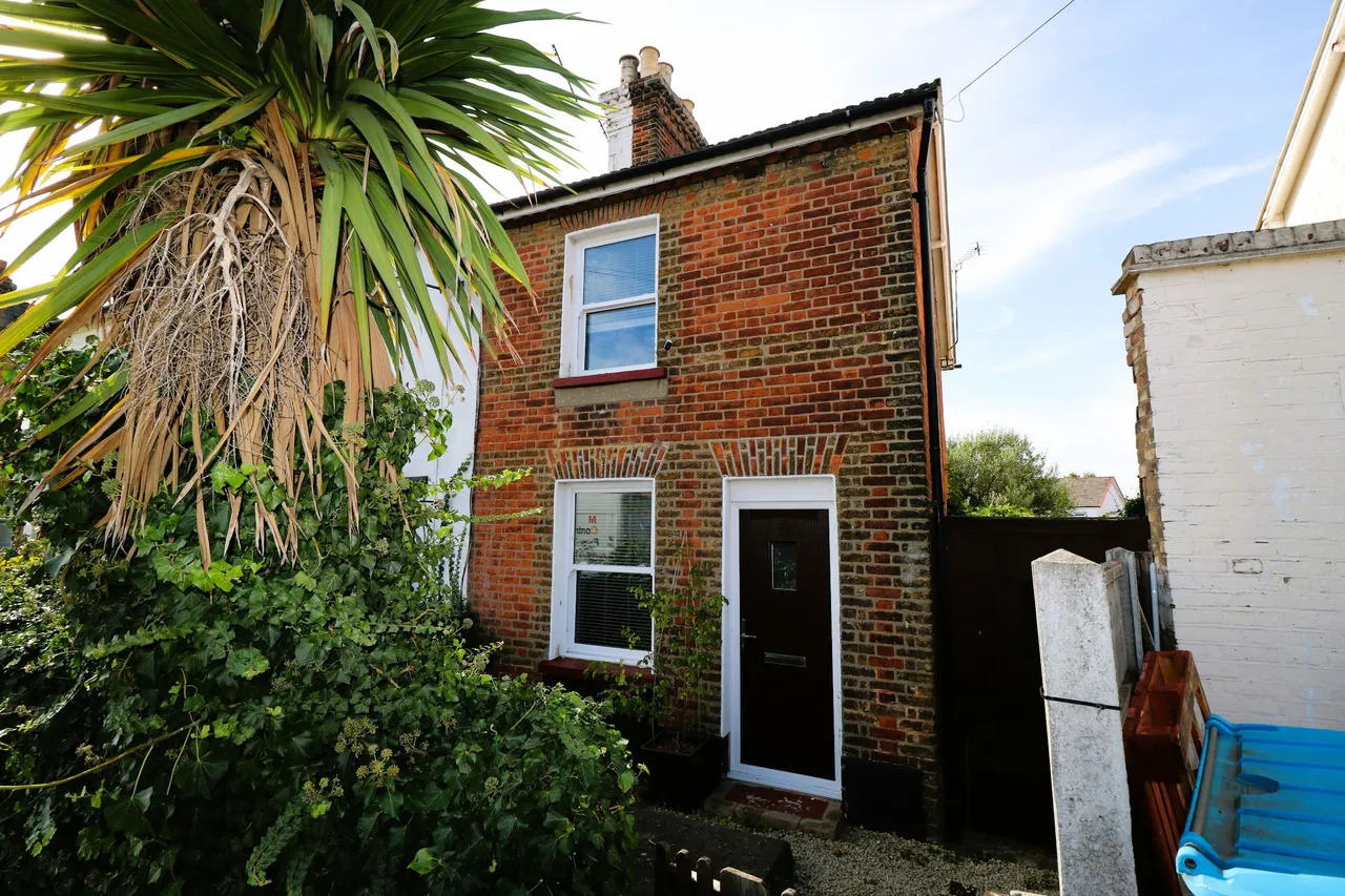 2 bed house for sale — Southend Road, Stanford-le-Hope, Essex, SS17 0PQ