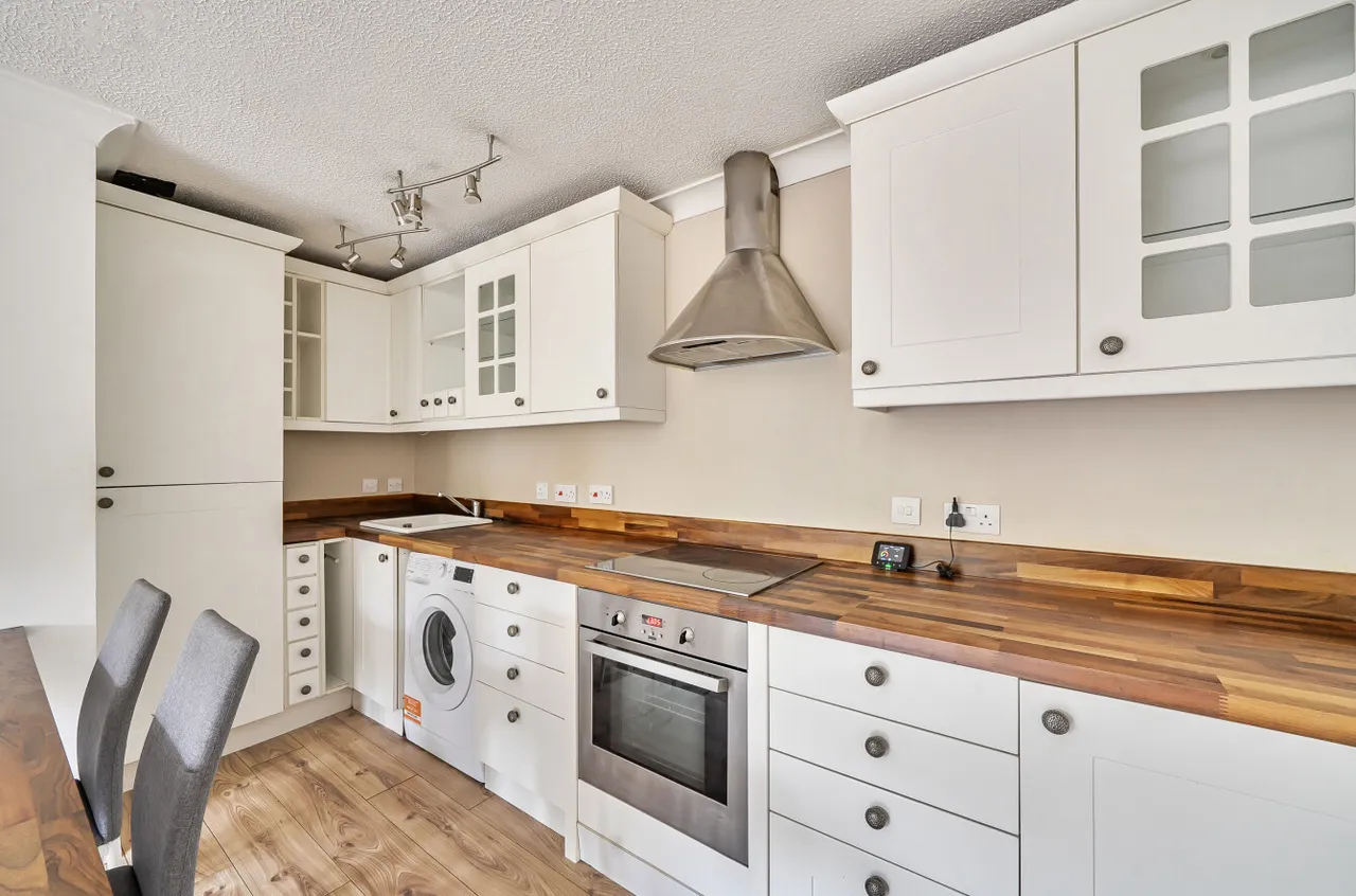 Alsford Close, Lightwater, Surrey, GU18 5LF, photo 2
