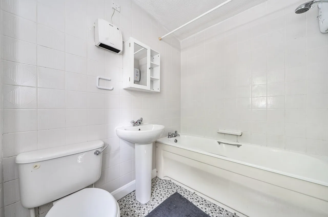 Alsford Close, Lightwater, Surrey, GU18 5LF, photo 7