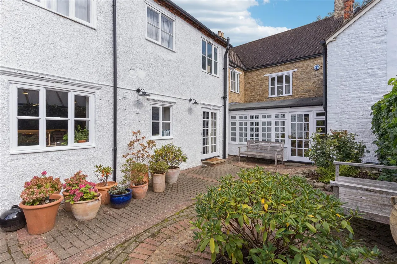 High Street, Olney, photo 27