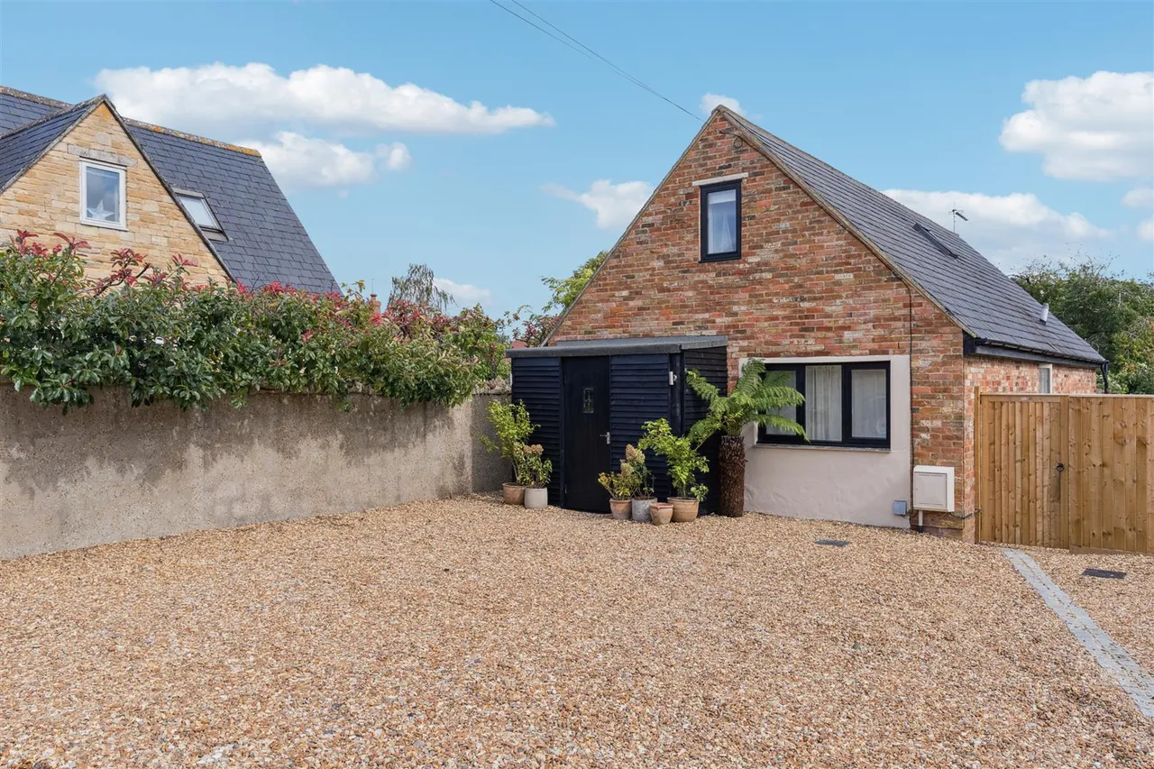 High Street, Olney, photo 33