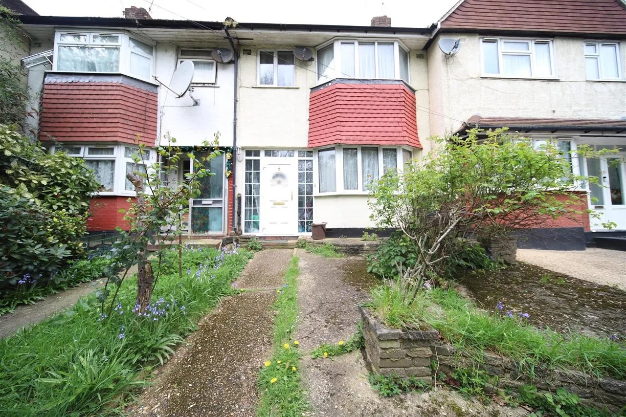 3 bed house for sale — Chaucer Close, London N11 1AU