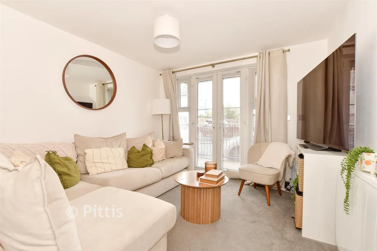 Albert Way, East Cowes, PO32, photo 2