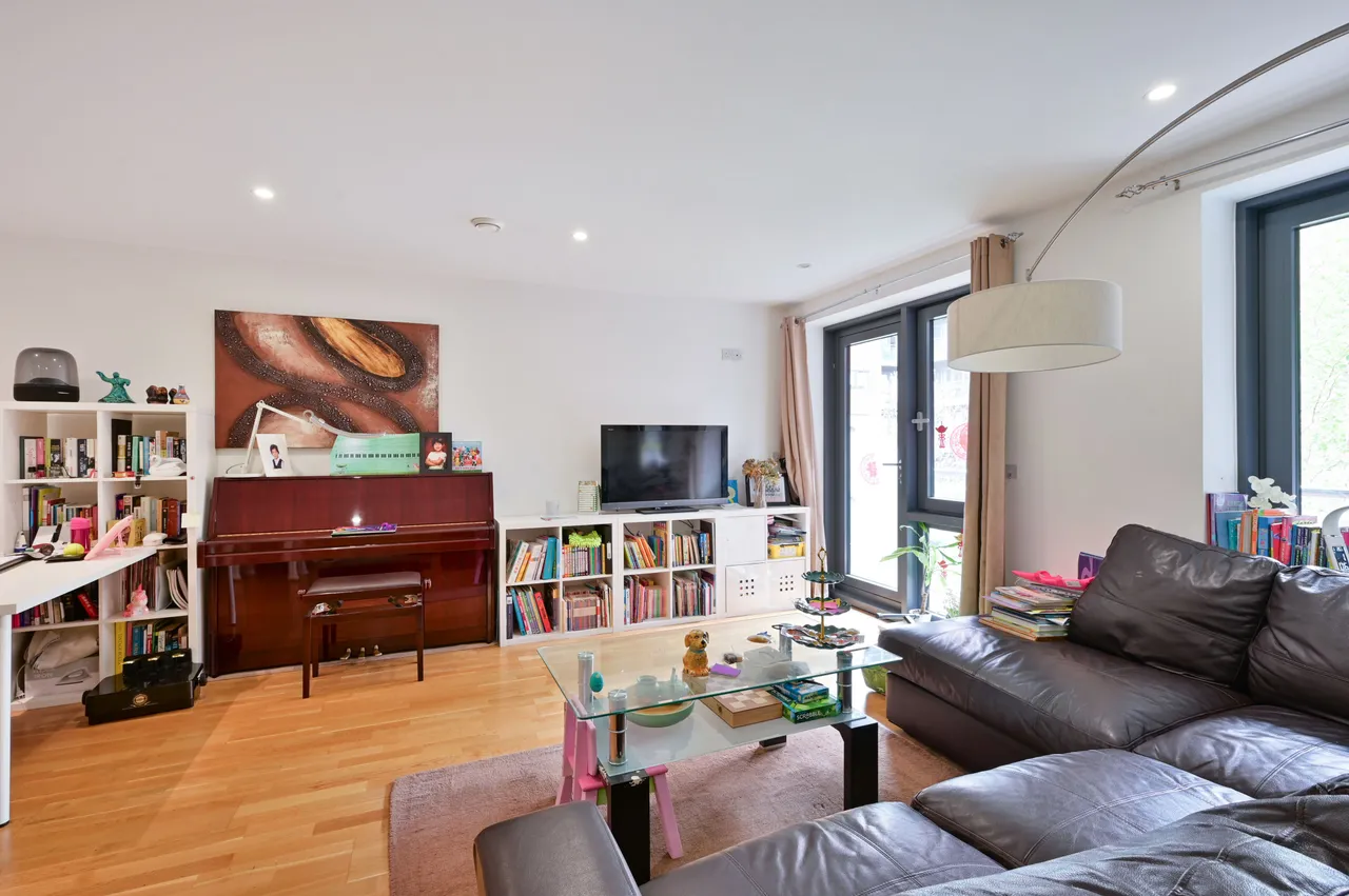 2 bed flat to rent — 24 Avershaw House, 1 Chartfield Avenue, London