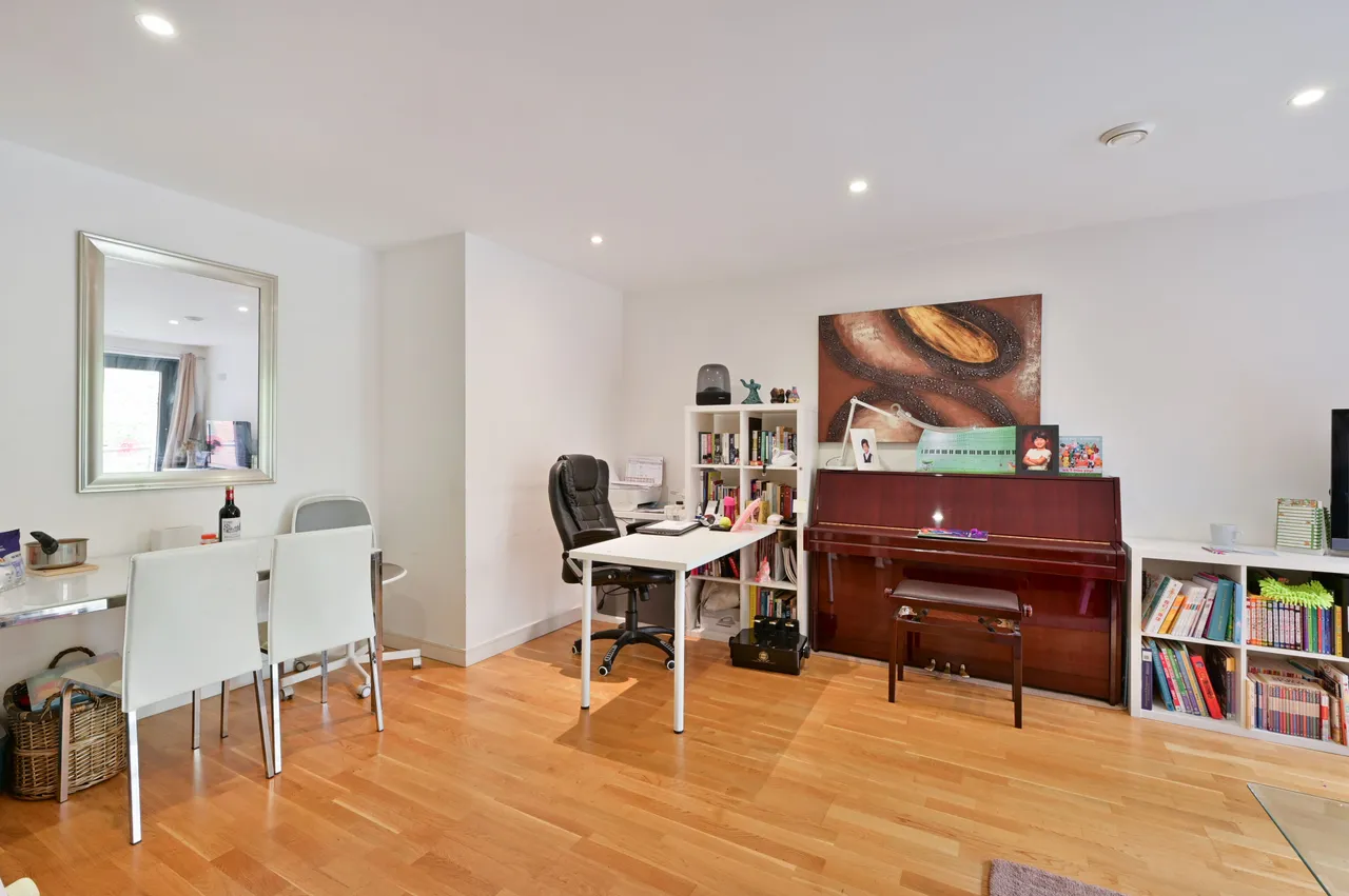 24 Avershaw House, 1 Chartfield Avenue, London, photo 5