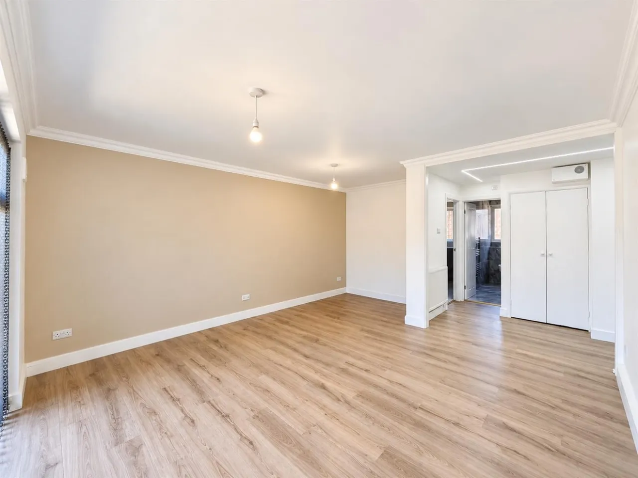 bed Apartment For SaleMark Close, Southall, UB1, photo 7