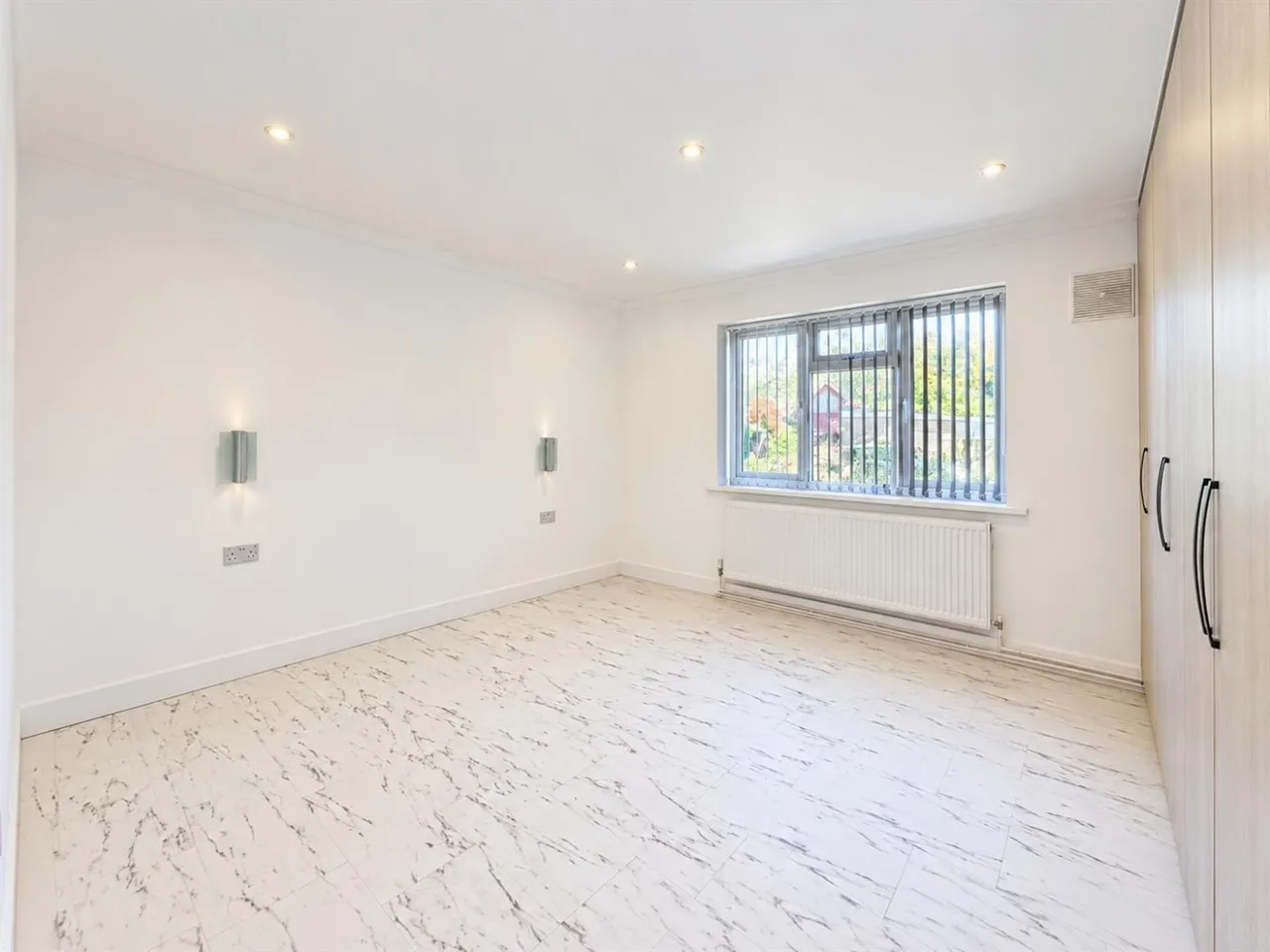 bed Apartment For SaleMark Close, Southall, UB1, photo 3