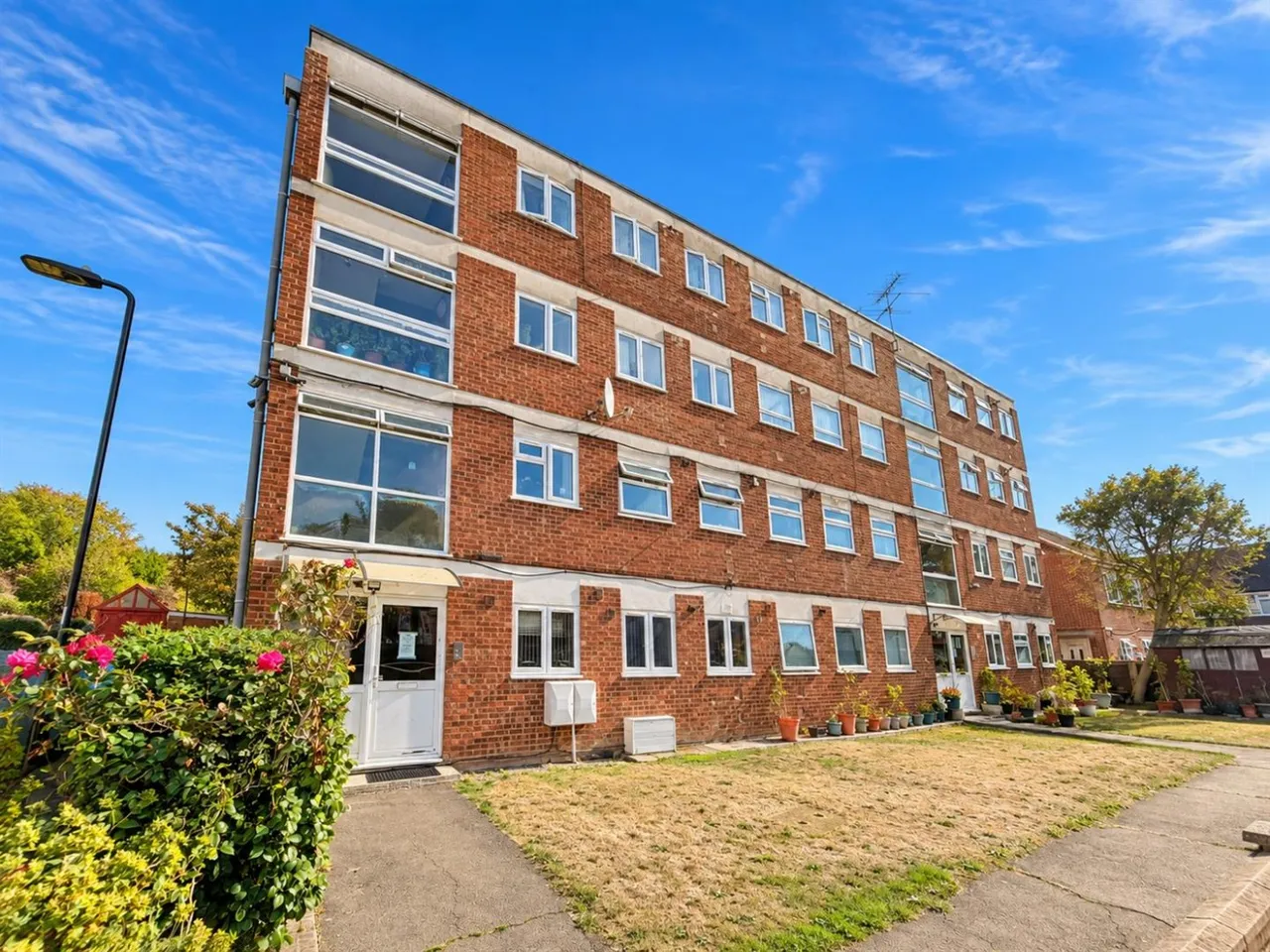 bed Apartment For SaleMark Close, Southall, UB1, photo 8