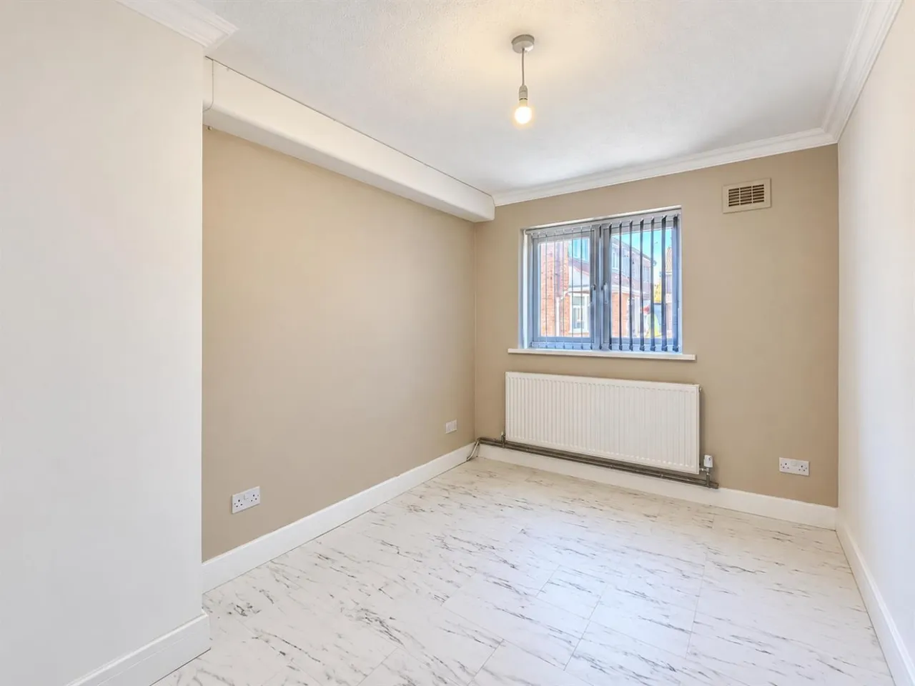 bed Apartment For SaleMark Close, Southall, UB1, photo 5