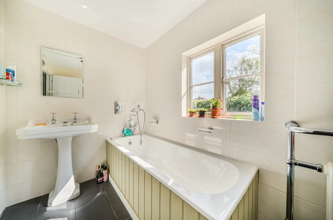 London Road, East Grinstead, West Sussex, RH19 1PH, photo 11