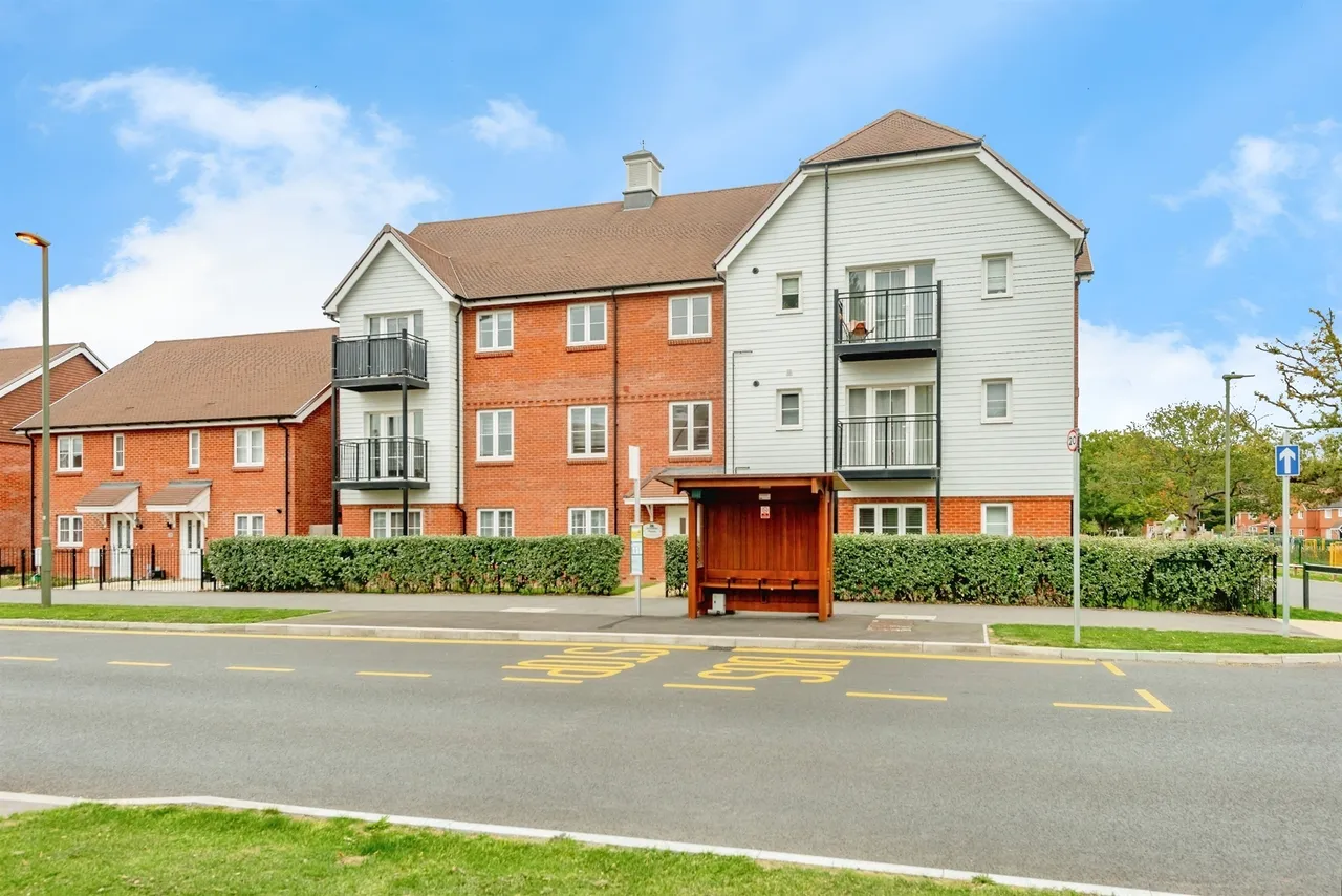 2 bed flat for sale, Hoadley Road, Horley, RH6