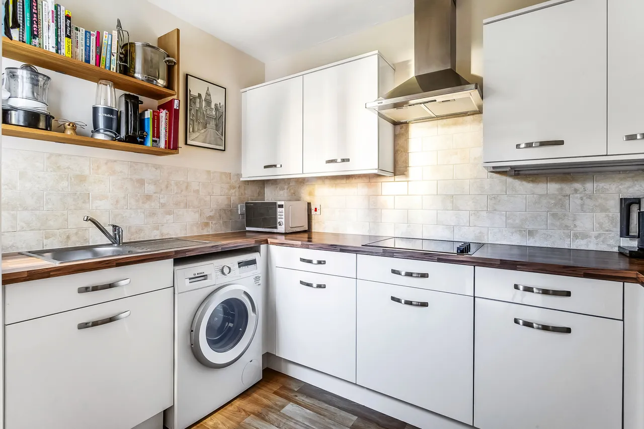 Kingston Avenue, Leatherhead, KT22, photo 8