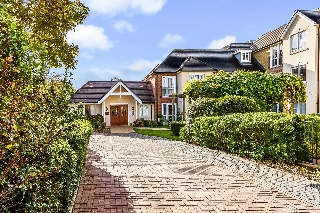 Kingston Avenue, Leatherhead, KT22, photo 17