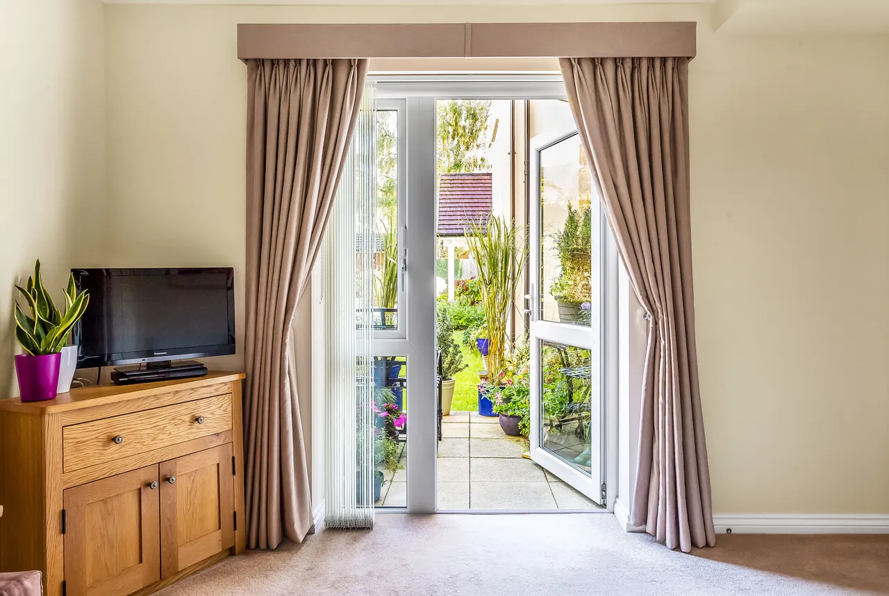 2 bed property for sale, Kingston Avenue, Leatherhead, KT22