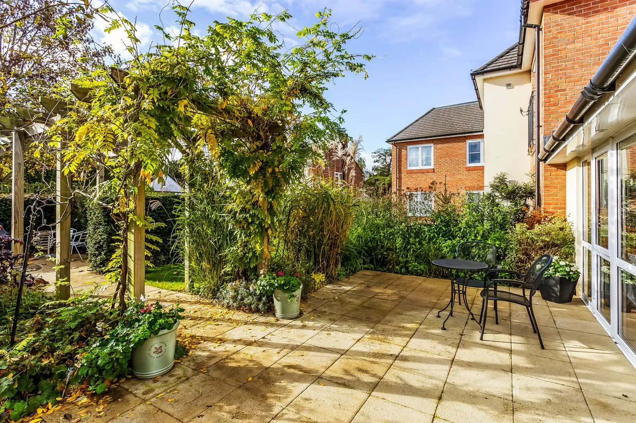 Kingston Avenue, Leatherhead, KT22, photo 16