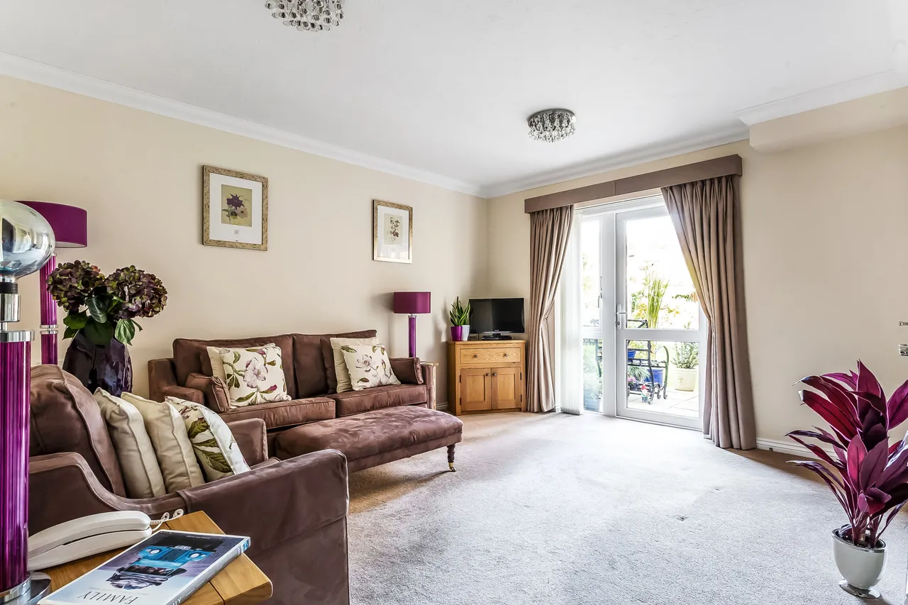 Kingston Avenue, Leatherhead, KT22, photo 4