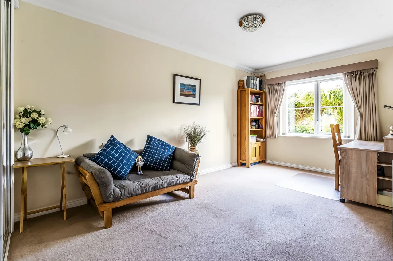 Kingston Avenue, Leatherhead, KT22, photo 14