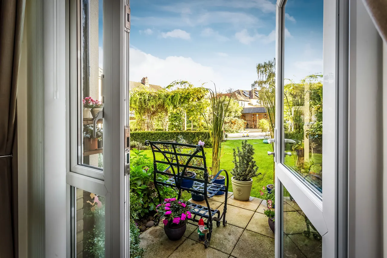 Kingston Avenue, Leatherhead, KT22, photo 2