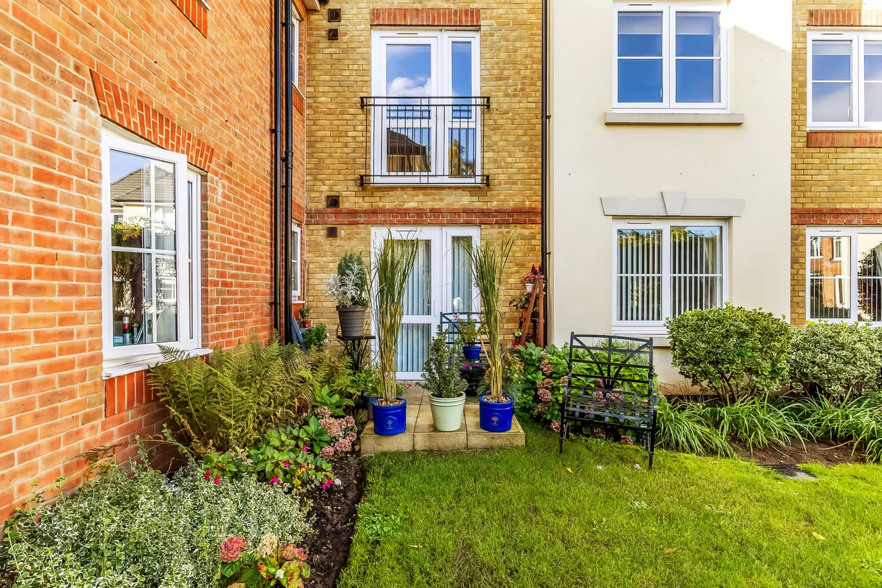Kingston Avenue, Leatherhead, KT22, photo 3