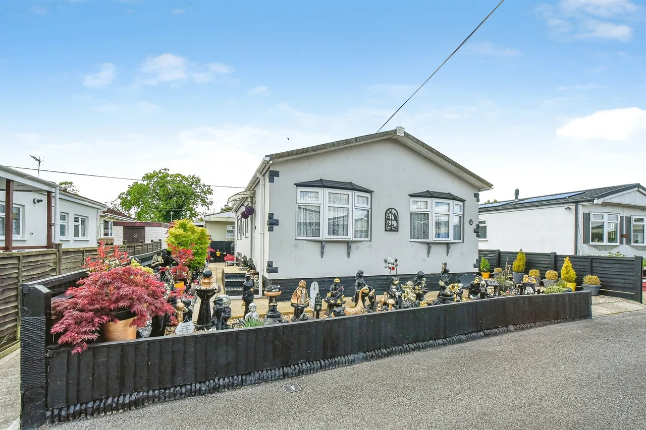 2 bed park home for sale — Priors Walk, St. Johns Priory, Lechlade