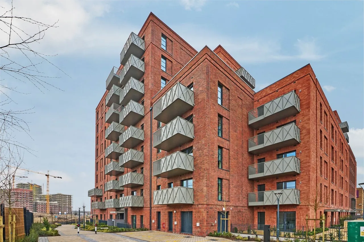 2 bed flat to rent, New Road, Dagenham, RM9