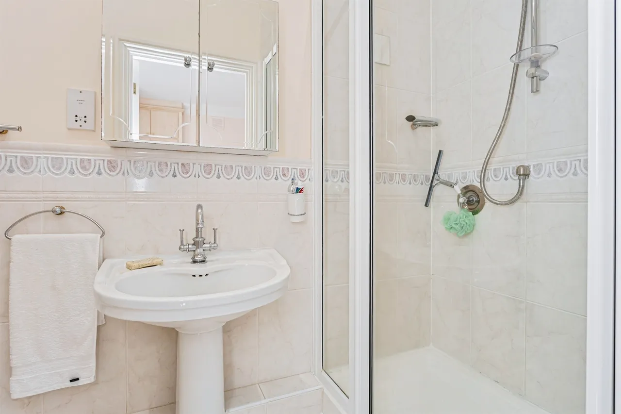 Hett Close, RH17, photo 4