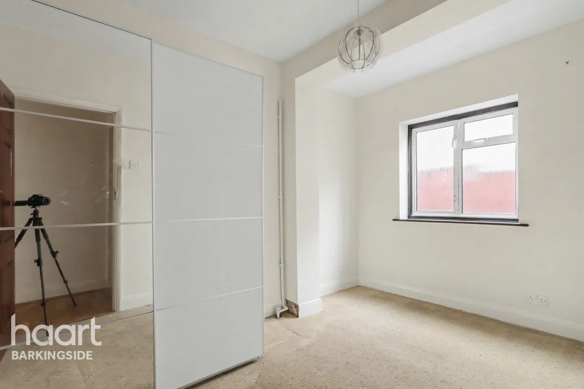 Dovedale Avenue, Clayhall, IG5, photo 17