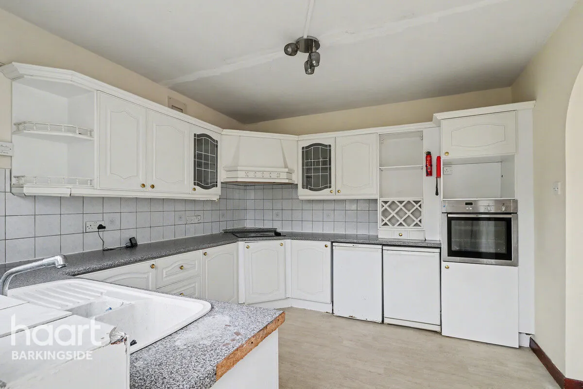 Dovedale Avenue, Clayhall, IG5, photo 10