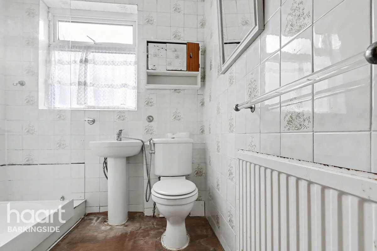 Dovedale Avenue, Clayhall, IG5, photo 18
