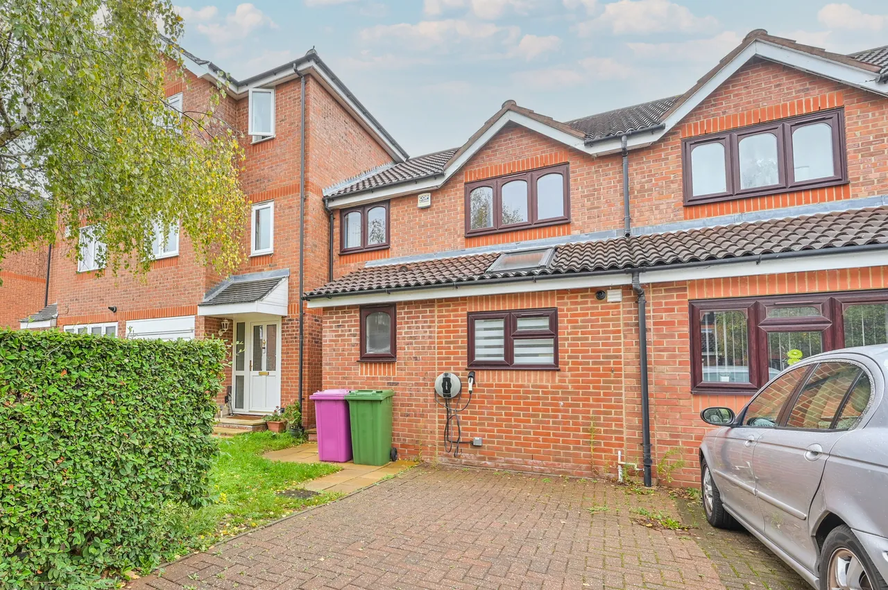 3 bed house to rent — 116 Telegraph Place, London