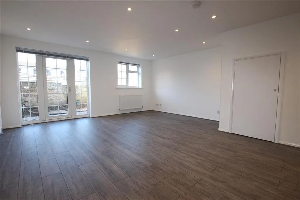 3 bed house to rent — Capstan Ride, ENFIELD