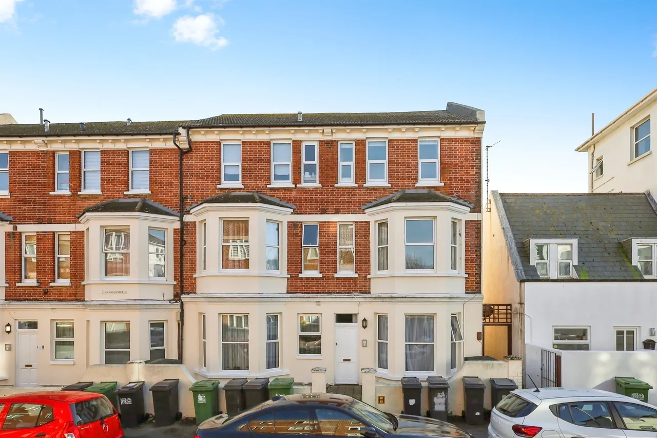 2 bed flat for sale — Ceylon Place, Eastbourne