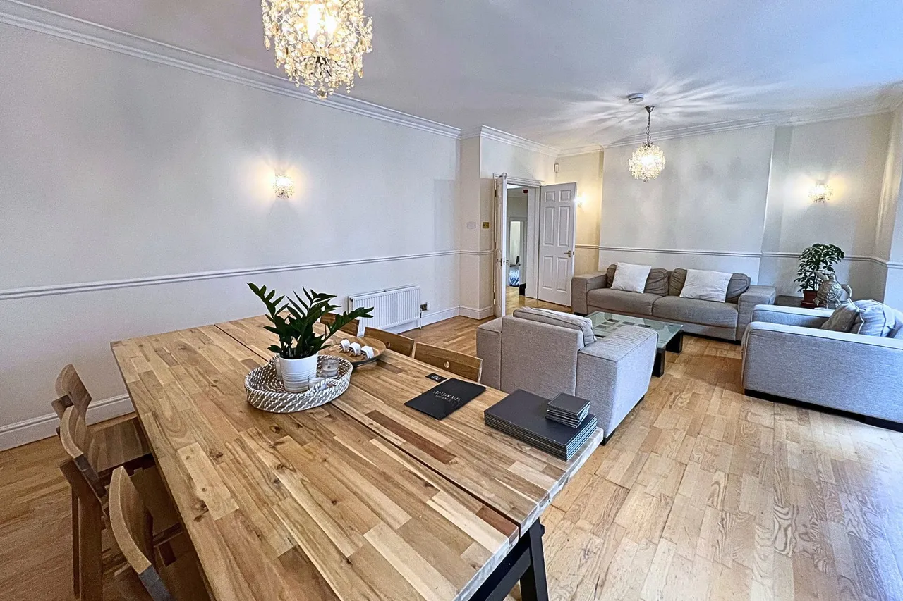 3 bed flat to rent — 1 Eastcastle Street, London, W1T 2AA